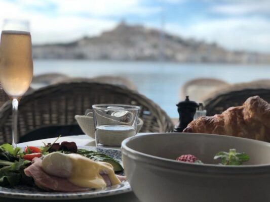 winter op ibiza, cappucino grand cafe,